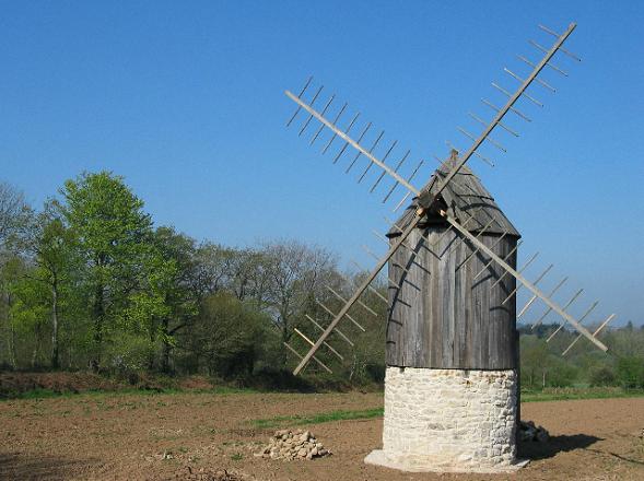 Petit moulin à vent du village de Kérouat à Commana