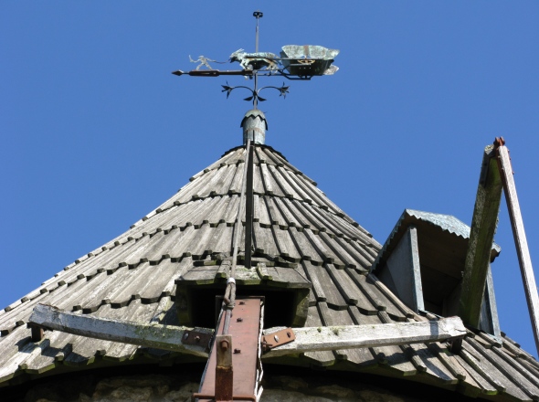 Le toit, dpart du guivre, la girouette du moulin de Moussaron