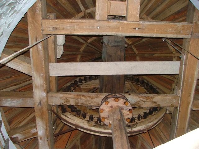 Vue de la charpente, du rouet et de la lanterne du moulin d'Omer