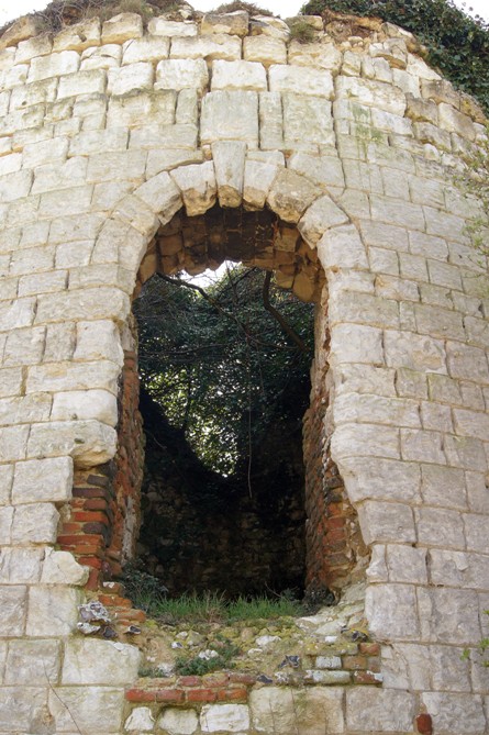 La porte du moulin de Dominois, situe un peu haute, sans doute fallait il un escalier ?
