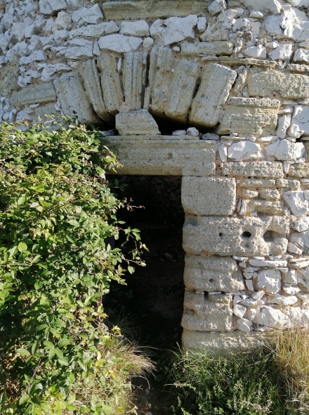 Détail de la porte du moulin d'Hamilliac à Fontarèches