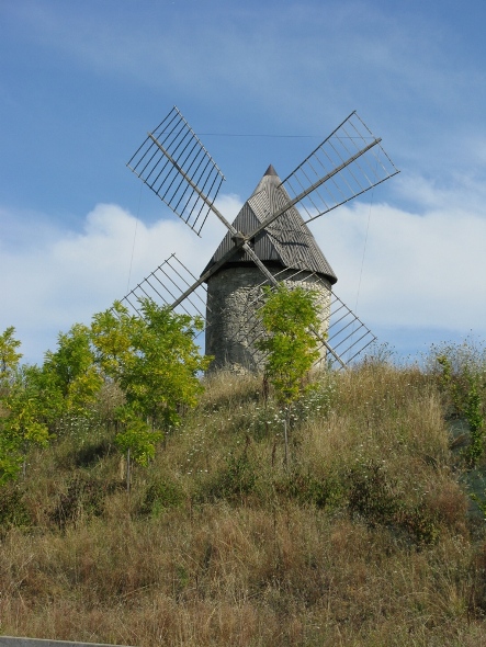 Le moulin vu de la voie rapide