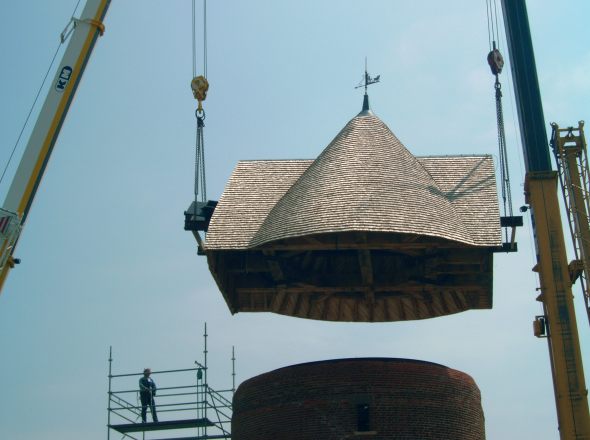 Pose du toit sur la tour du moulin en juin 2004