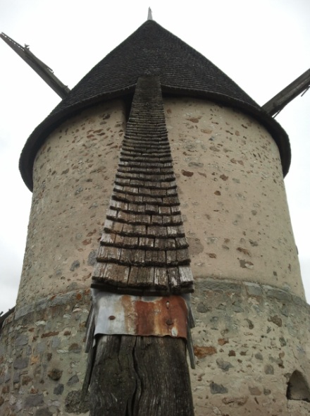 Le guivre ou queue du moulin recouvert d'essentes.