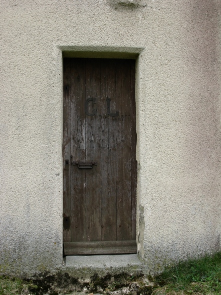 Porte du moulin comportant des initiales, mais pas de date
