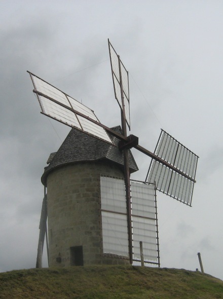 Le moulin de Gorry avec ses ailes entoilées
