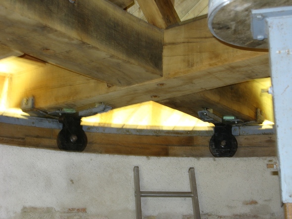 Galets permettant au toit de tourner sur le chemin de roulement au faît de la tour