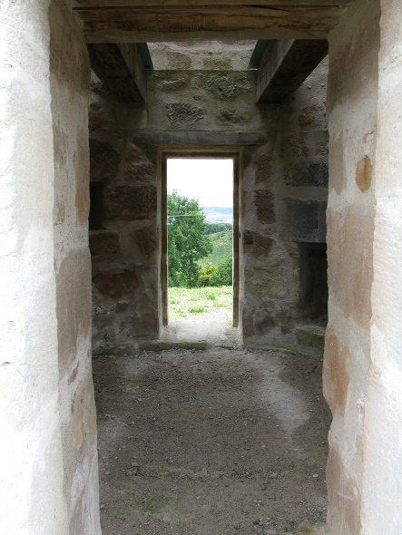 Les portes face à face du moulin de Roujol