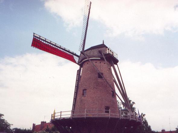 Halluin - moulin tour tronconique à galerie - ailes dissymétriques flamandes