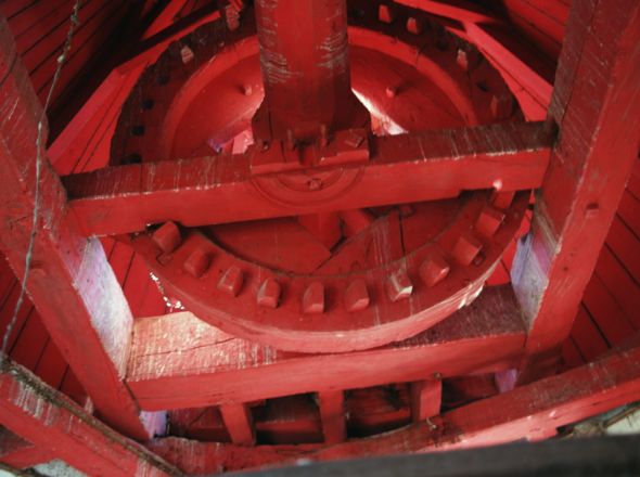 Le mcanisme du moulin de la Mougenderie - peint en rouge !