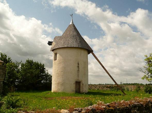Le moulin de la Pichonnire avec son toit pos