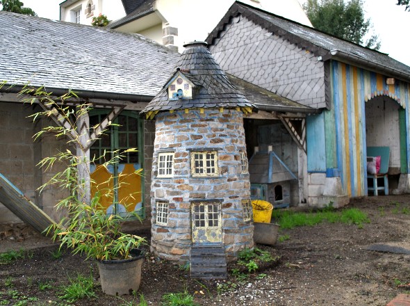 Moulin miniature dans la cour d'une propriété