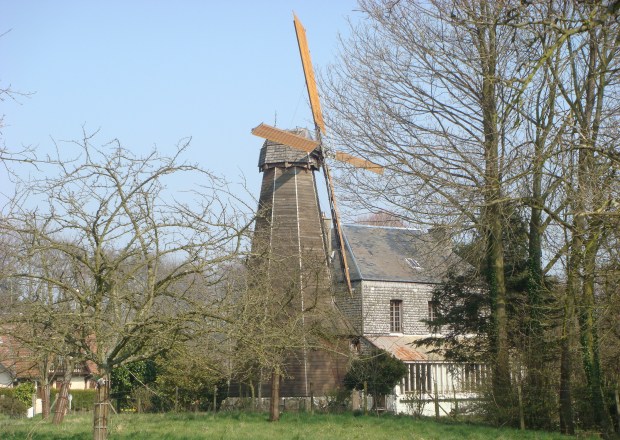 Le moulin Patey de loin.