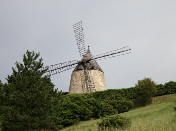 Le moulin de St Jean, de plus loin