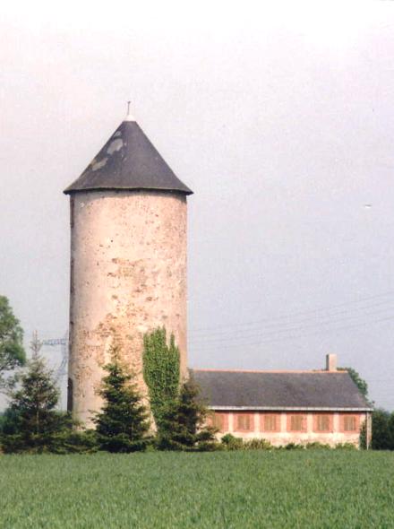 Le 2e moulin de Montjean sur Loire que l'on voit au loin sur la photo de gauche