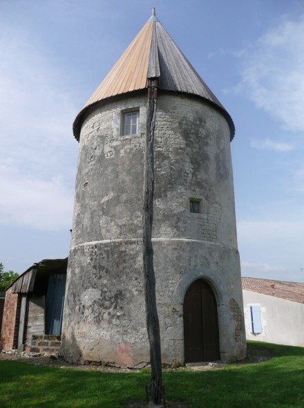 Moulin de St Julien à Montroy - vue arrière du moulin