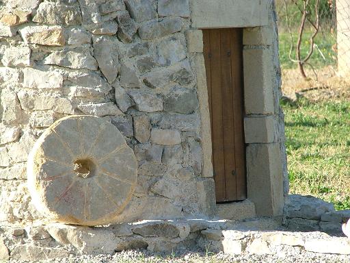 Dtails du moulin : la meule et la porte