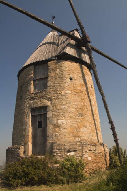 Moulin de Mourvilles Hautes, de l'autre ct, porte et escalier externe
