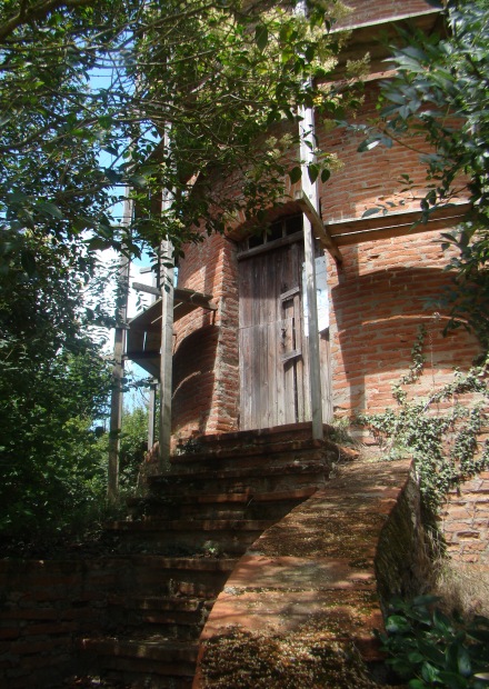 La porte et les marches du moulin