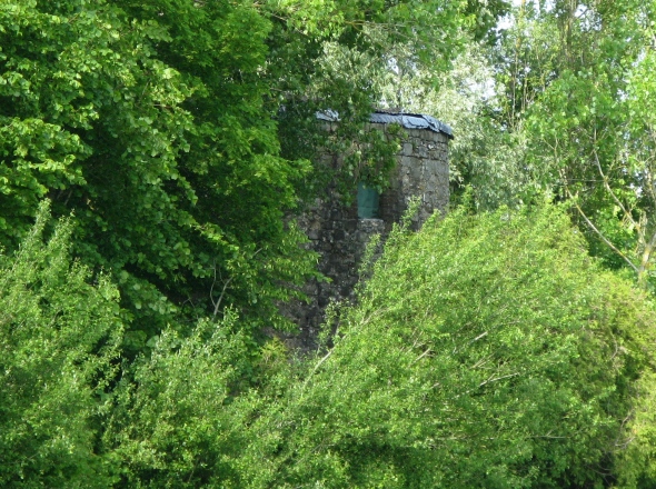 Ancien moulin de Neuville sous Montreuil dans sa verdure