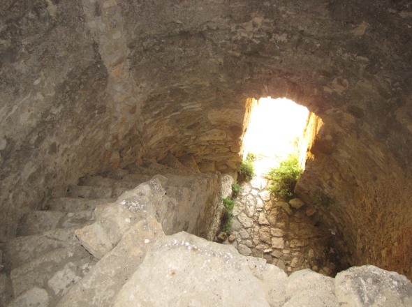 La porte d'entre vue du haut de l'escalier en pierre