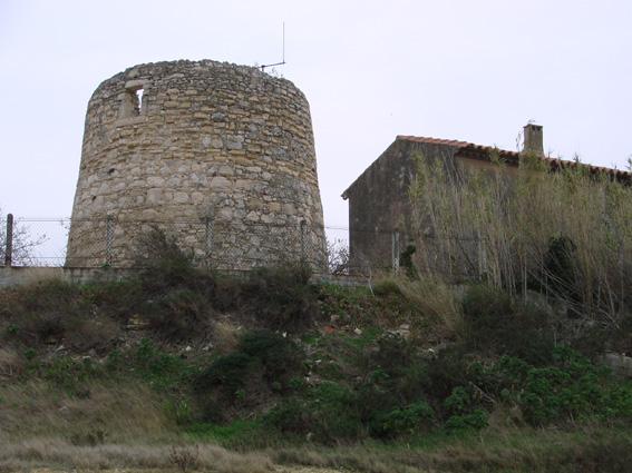 Ancien moulin tour prs du port