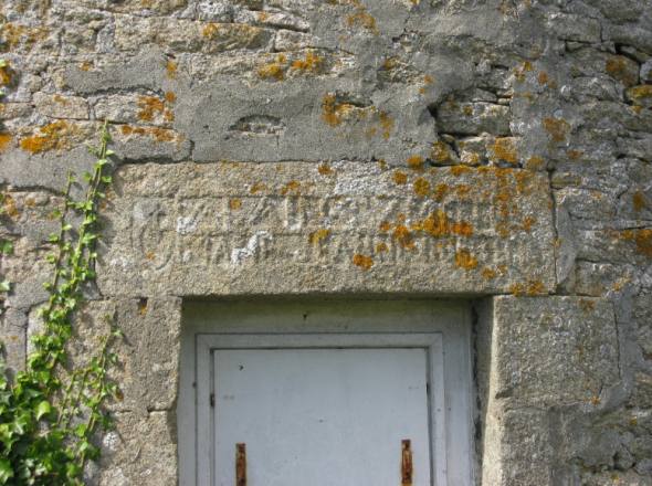 Inscription au dessus de la porte du 1er moulin de Scantourec