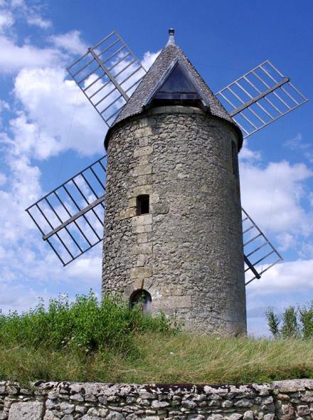 Moulin de St Aubin de Branne avec des ailes et un toit neufs