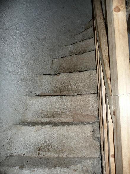Escalier en pierre du moulin de Vrines