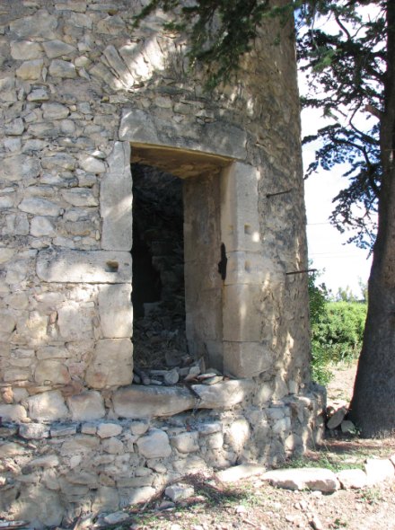 Porte d'entre du moulin de St Etienne des Sorts