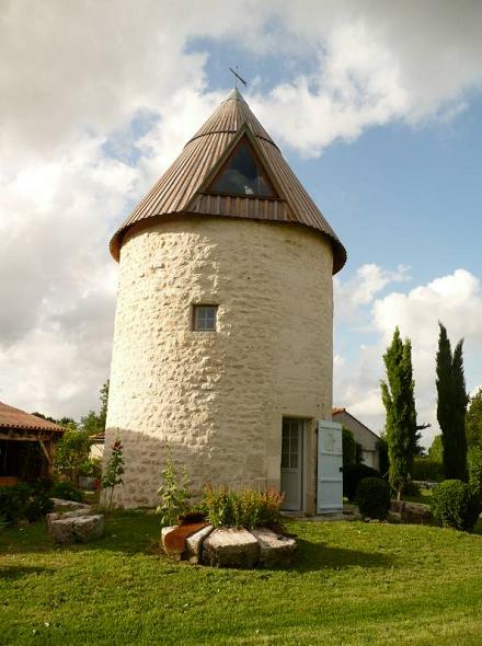 Moulin du bourg côté jardin - St Georges des Coteaux