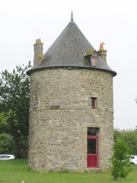 Ancien moulin sur rond point  St Jouan des Gurts