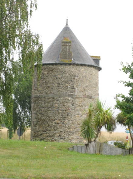 Ancien moulin sur rond point  St Jouan des Gurts