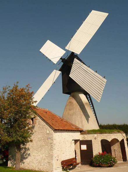 Le moulin St Jacques avec ses ailes dployes