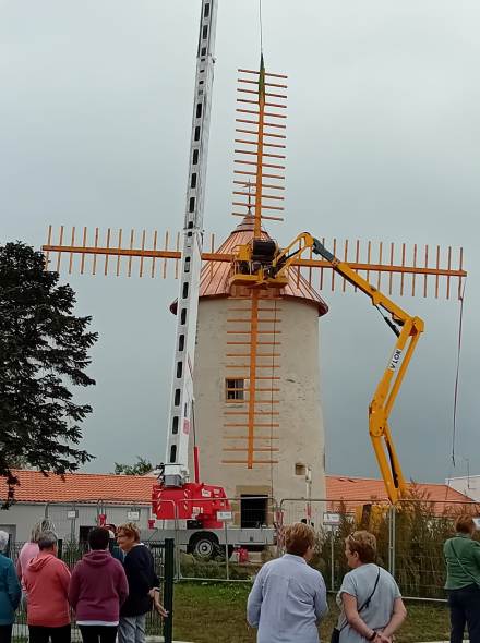 Une grue soulve les ailes du moulin de St Mathurin