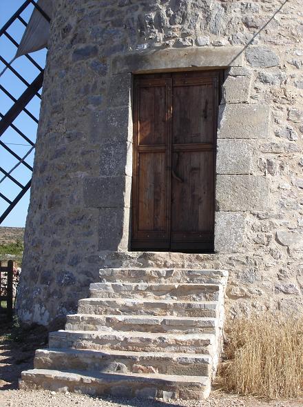 Escalier en pierre et porte en chne du moulin