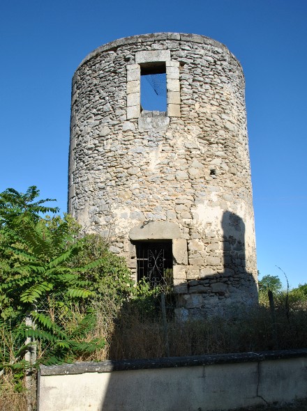 Ancien moulin tour à côté de l'office du tourisme - St Savin