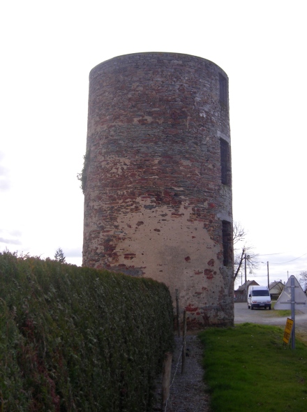 Moulin situé dans le bourg de Théhillac