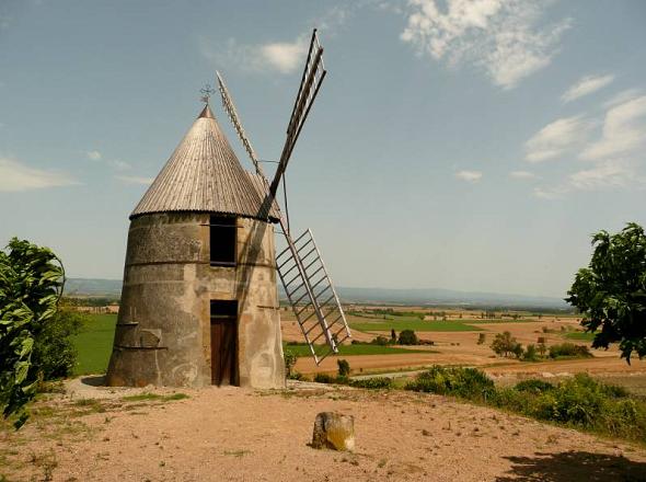 Le moulin Roques avec ses ailes rnoves
