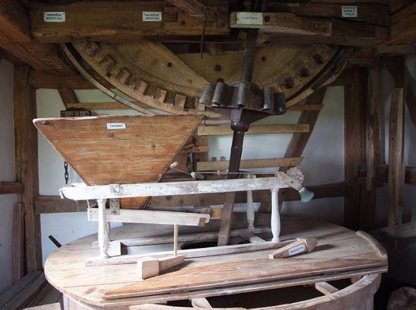 Mcanisme du moulin (rouet - hrisson -trmie - cage des meules - outils pour rhabiller la meule)